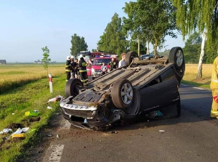 Groźne zderzenie dwóch osobówek, jedno z aut dachowało. 54-latka trafiła do szpitala [FOTO] - Zdjęcie główne