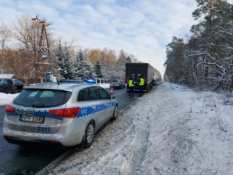 Młody mężczyzna zginął pod kołami ciężarówki. Tragedia na DK 74 [FOTO] - Zdjęcie główne