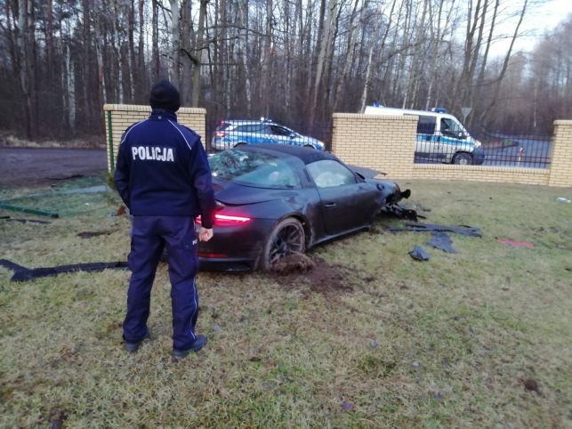 Policja pokazała nagranie z szalonego pościgu za porsche. Samochód przebił się przez ogrodzenie, kierowca uciekł... [WIDEO] - Zdjęcie główne