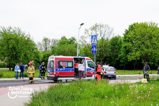 Zderzenie na Binkowie. Jeden z samochodów uderzył w lampę i się przewrócił [FOTO] - Zdjęcie główne