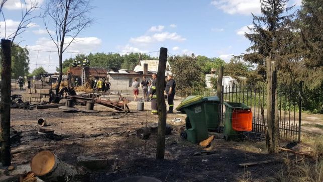 Zaczęło się od stodoły, finalnie płonęło całe gospodarstwo. 13 zastępów straży pożarnej w 6-godzinnej akcji [FOTO] - Zdjęcie główne