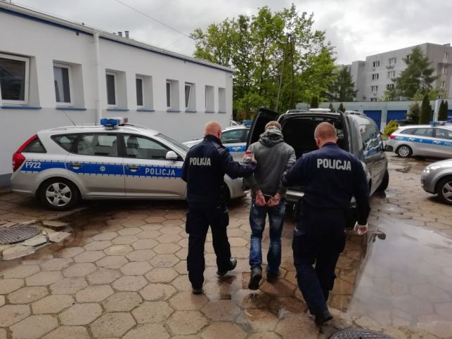 Pobili go i okradli w biały dzień na oczach przechodniów. Dwaj bracia już w rękach policji!  - Zdjęcie główne