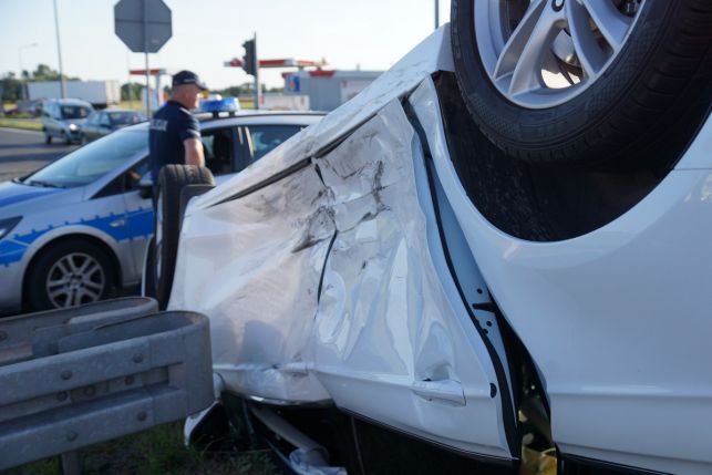 Ford dachował na środku skrzyżowania koło Szczercowa. Strażacy i karetka pogotowia na miejscu [FOTO] - Zdjęcie główne