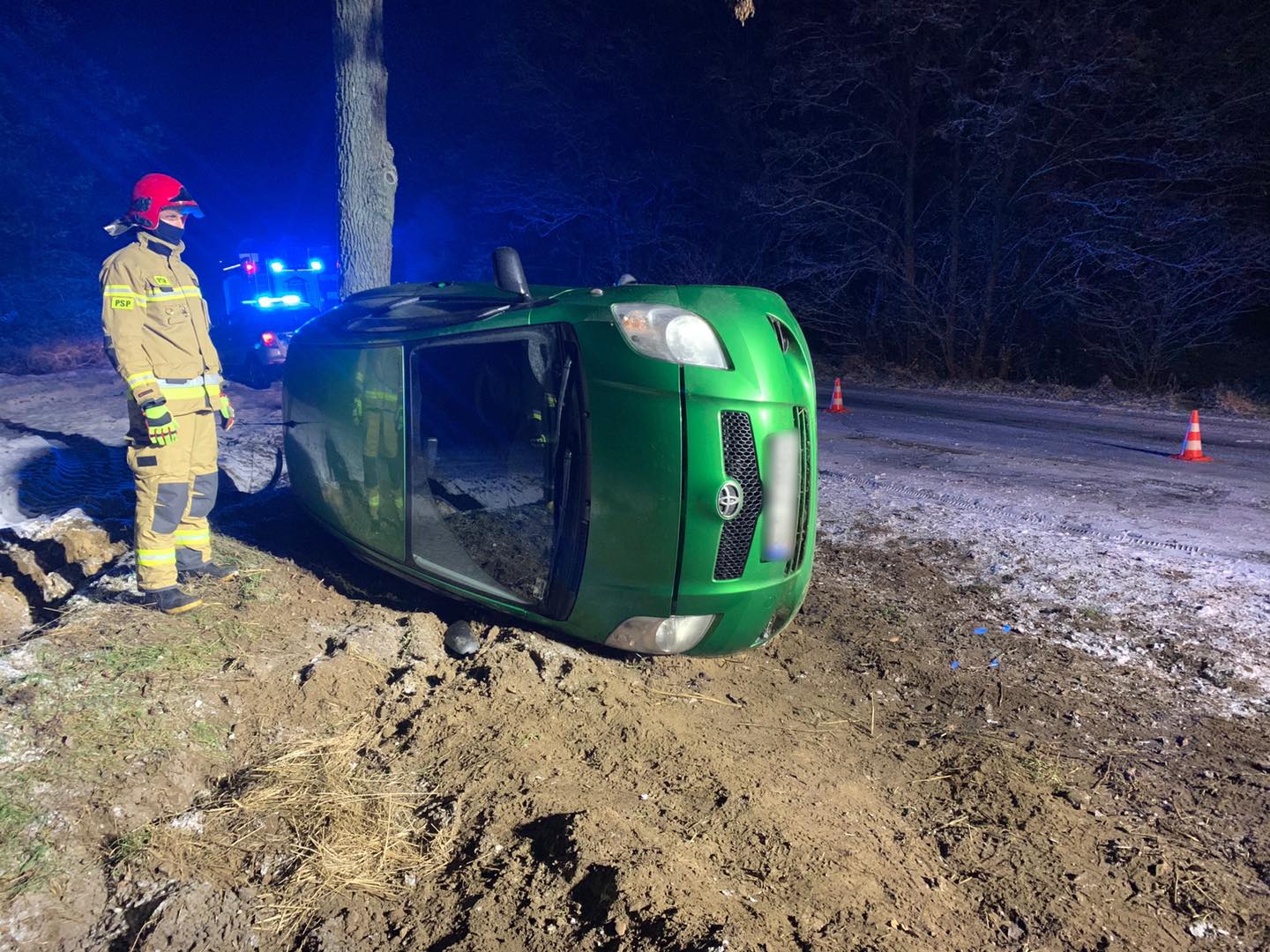 Ślisko na drogach, koło Ruśca auto wylądowało w rowie. Pierwszy atak zimy spowodował wysyp kolizji [FOTO] - Zdjęcie główne