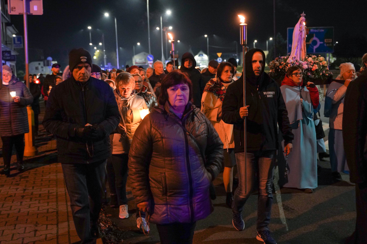 Modlili się na ulicach Bełchatowa. Różaniec Fatimski rozpoczął Dni Papieskie [FOTO] - Zdjęcie główne