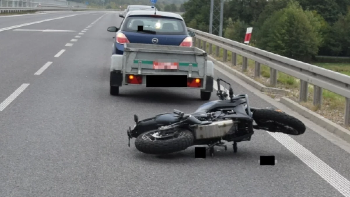 Wypadek na obwodnicy Bełchatowa. Ranny kierowca motocykla - Zdjęcie główne