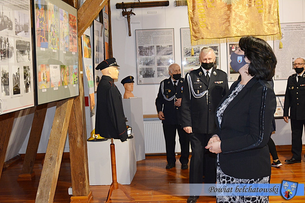 Straż pożarna w roli głównej w bełchatowskim muzeum. Hełmy, sztandary i sprzęt gaśniczy na wystawie [FOTO] - Zdjęcie główne