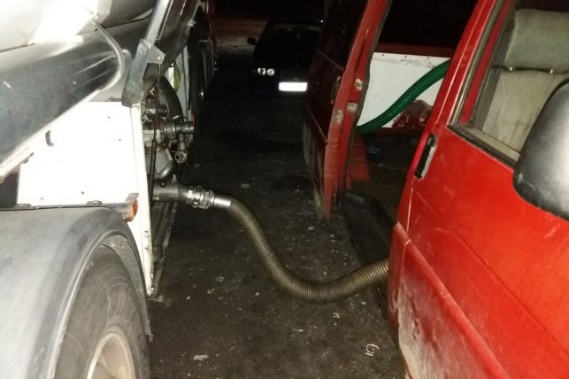 Ogromne ilości nielegalnego paliwa z Niemiec pod Bełchatowem. Miało trafić na stacje benzynowe - Zdjęcie główne