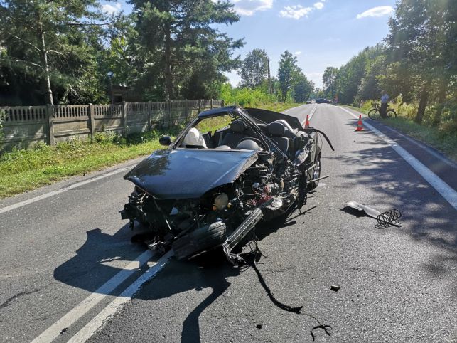 Tragedia na drodze wojewódzkiej. W czołowym zderzeniu zginął 22 -letni kierowca [FOTO] - Zdjęcie główne