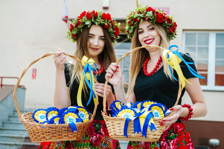 Mieszkańcy gminy Szczerców bawili się na dożynkach. Wieńce, chleb z miodem i ludowe tańce [FOTO] - Zdjęcie główne