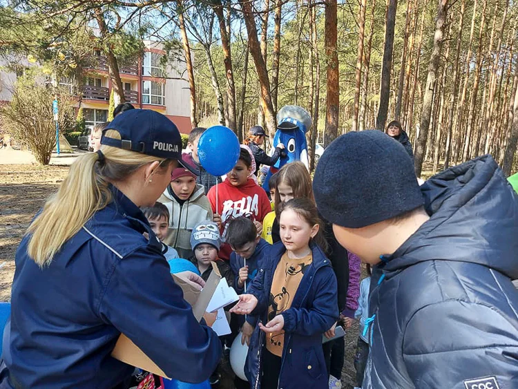 Policjantki odwiedziły ośrodek Wawrzkowizna. Spotkały się z ukraińskimi dziećmi [FOTO] - Zdjęcie główne