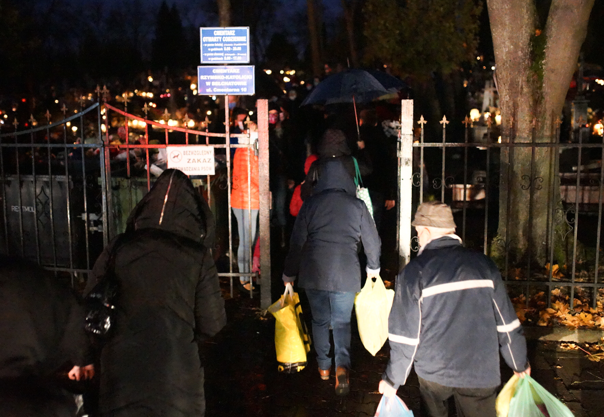 Tłumy bełchatowian ruszyły na cmentarz. Decyzja rządu... przyspieszyła Dzień Wszystkich Świętych [FOTO] - Zdjęcie główne