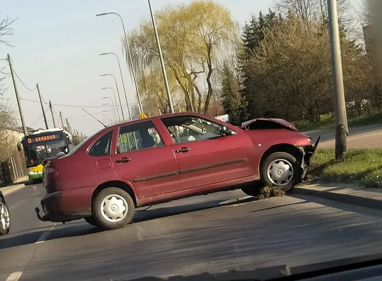 Roztrzaskał seata na latarni i... zostawił auto na drodze. Policja poszukuje kierowcy - Zdjęcie główne