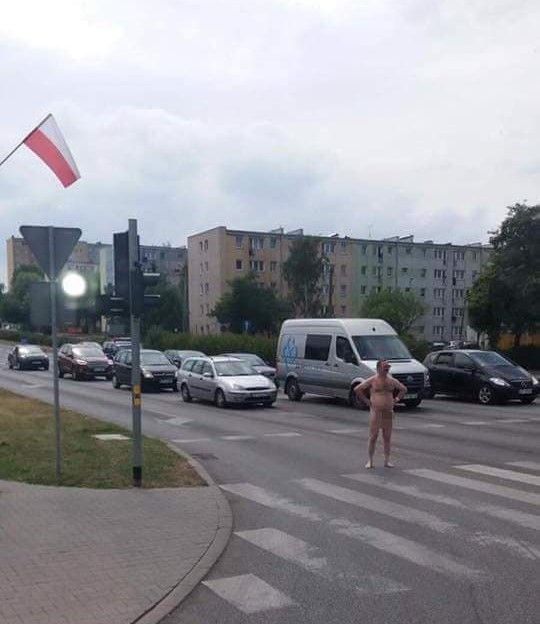 ''Papież'' z Piotrkowa biegał nago po ulicach. Teraz zajmują się nim bełchatowscy lekarze [FOTO][VIDEO] - Zdjęcie główne