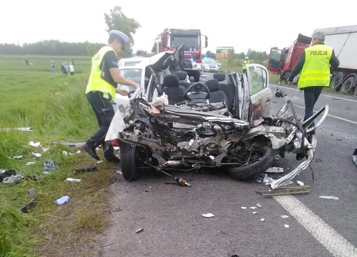 Wypadek koło Ruśca. Kierowca nie żyje, ranne trzy osoby. Śmigłowiec LPR i karetki na miejscu - Zdjęcie główne