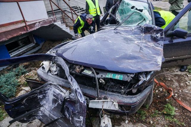 Wjechał w budynek i zostawił w aucie ranną pasażerkę. Pirat drogowy z Bełchatowa usłyszał zarzuty - Zdjęcie główne