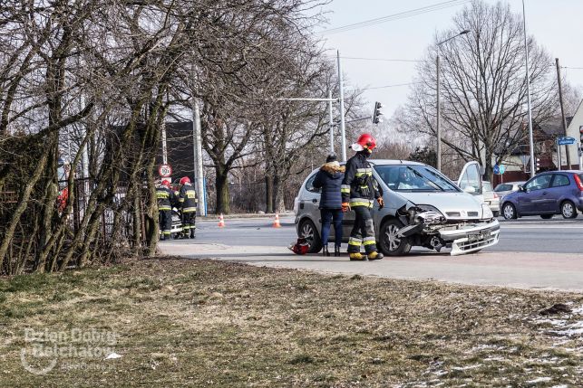 Zderzenie na skrzyżowaniu. 13-latka odwieziona do szpitala [FOTO] - Zdjęcie główne