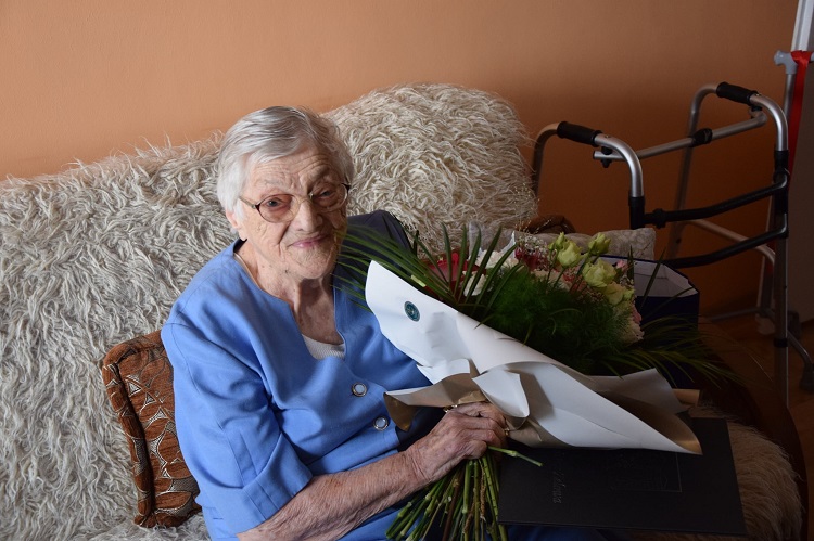 Mieszkanka Zelowa świętowała 100. urodziny. Włodarze gminy złożyli życzenia [FOTO] - Zdjęcie główne