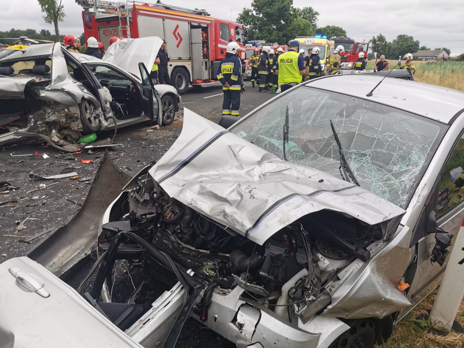 Fatalny wypadek pod Bełchatowem. Cztery osoby w szpitalu, jedna reanimowana na miejscu[FOTO] - Zdjęcie główne