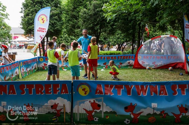 Strefa kibica na pl. Narutowicza. Bełchatowianie wspólnie przeżywali mundialowe starcie Polski z Senegalem [FOTO] - Zdjęcie główne