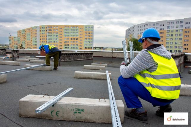 Robotnicy na dachu bełchatowskiej szkoły. Rozpoczął się montaż nowoczesnych instalacji  - Zdjęcie główne