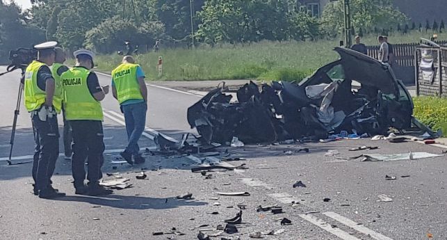 Tragedia o poranku, nie żyje 49-latek. Mini-samochód rozdarty na strzępy po zderzeniu z ciężarówką - Zdjęcie główne