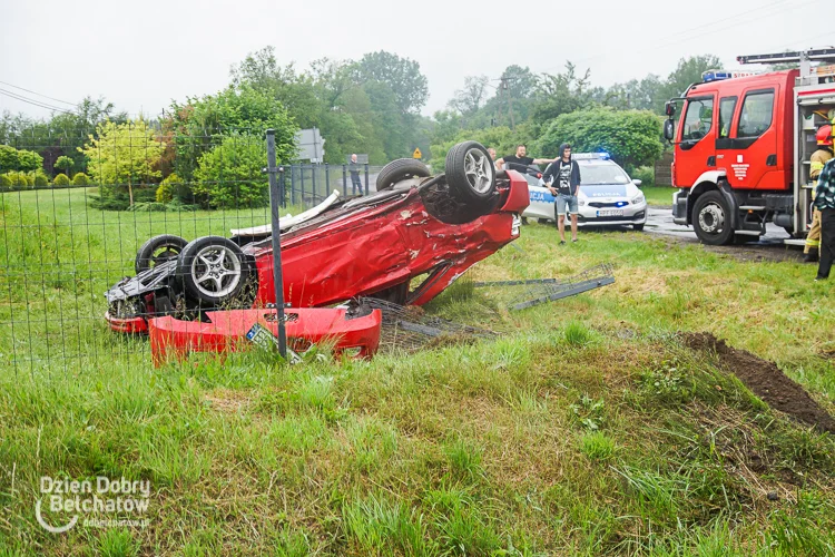 Osobówka zderzyła się z ciężarówką, auto przeleciało przez ogrodzenie. Dwie osoby w szpitalu [FOTO] - Zdjęcie główne