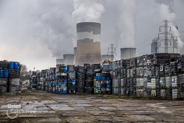 Tysiące ton odpadów straszą Bełchatów. Zapytaliśmy, kiedy urząd posprząta chemikalia - Zdjęcie główne