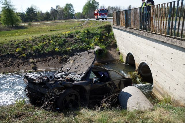 Wypadek Rogowiec. BMW wpadło do rzeki. Maj 2020