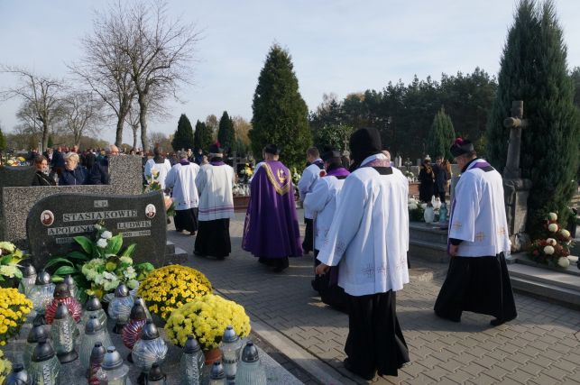 Modląc się przeszli cmentarnymi alejkami [FOTO] - Zdjęcie główne