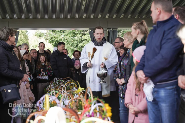 Bełchatowianie święcą pokarmy. W parafii na Kościuszki powitano nowego mieszkańca [FOTO] - Zdjęcie główne