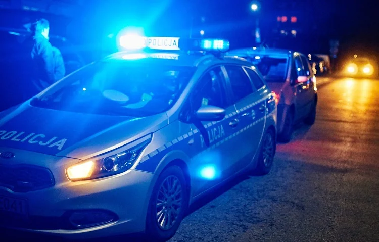 Policja na parkingu pod bełchatowską galerią. Patrol wezwali mieszkańcy  - Zdjęcie główne