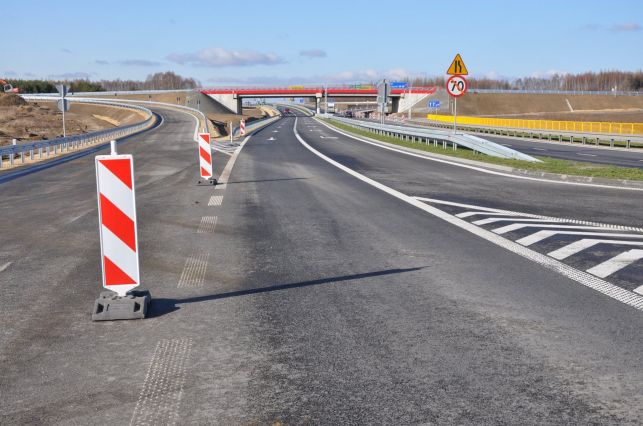 Usuwają skutki wichury na A1 koło Piotrkowa. ''Lepiej wybrać inną trasę''  - Zdjęcie główne