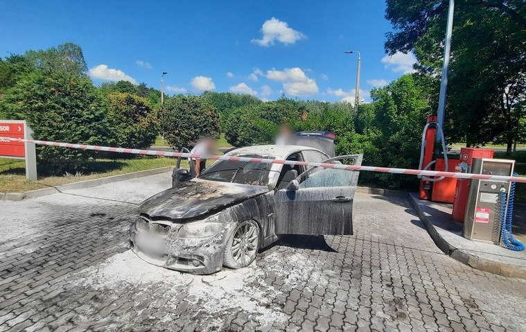 BMW stanęło w płomieniach na stacji benzynowej w Bełchatowie. Wezwano na pomoc strażaków [FOTO] - Zdjęcie główne