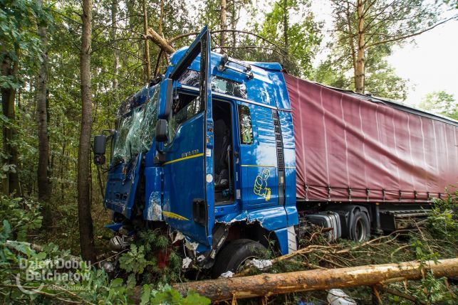 Wypadek pod Zelowem. Ciężarówka zderzyła się z osobówką i wjechała do lasu. Dwie osoby w szpitalu [FOTO] - Zdjęcie główne