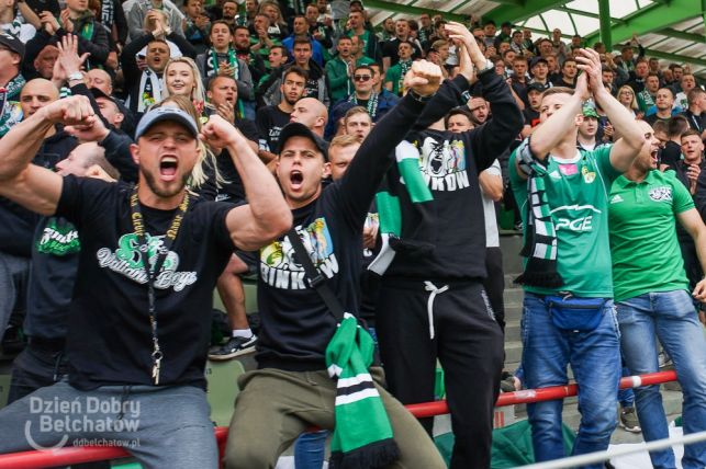 Emocje na boisku, gorąco na trybunach! GKS rozjechał Widzew w derbach województwa [FOTORELACJA][VIDEO] - Zdjęcie główne