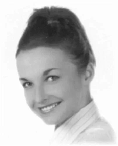 GRODZKA ANNA, urodzona 22.04.1994 roku w Zambrowie. Poszukiwana za stosowanie przemocy lub groźby bezprawnej w celu zmuszenia funkcjonariusza publicznego albo osoby do pomocy mu przybranej do przedsięwzięcia albo zaniechania prawnej czynności służbowej. Szuka jej KMP Białystok  ul. Generała Józefa Bema 4, telefon: 47 711 2473, email: kmp@bialystok.bk.policja.gov.pl.