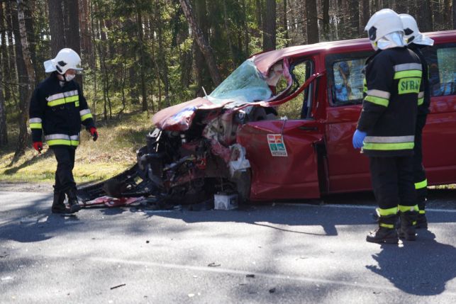 Wypadek Kluki. Zderzenie Tira z samochodem dostawczym. Kwiecień 2020