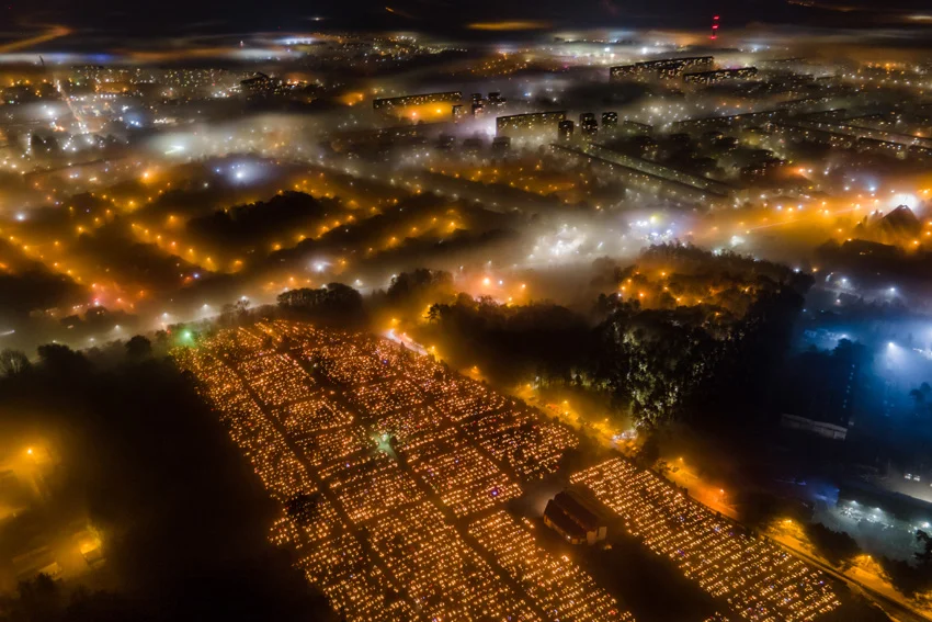 Bełchatowski cmentarz nocą. Tysiące płomyków rozświetla nekropolię [FOTO] - Zdjęcie główne