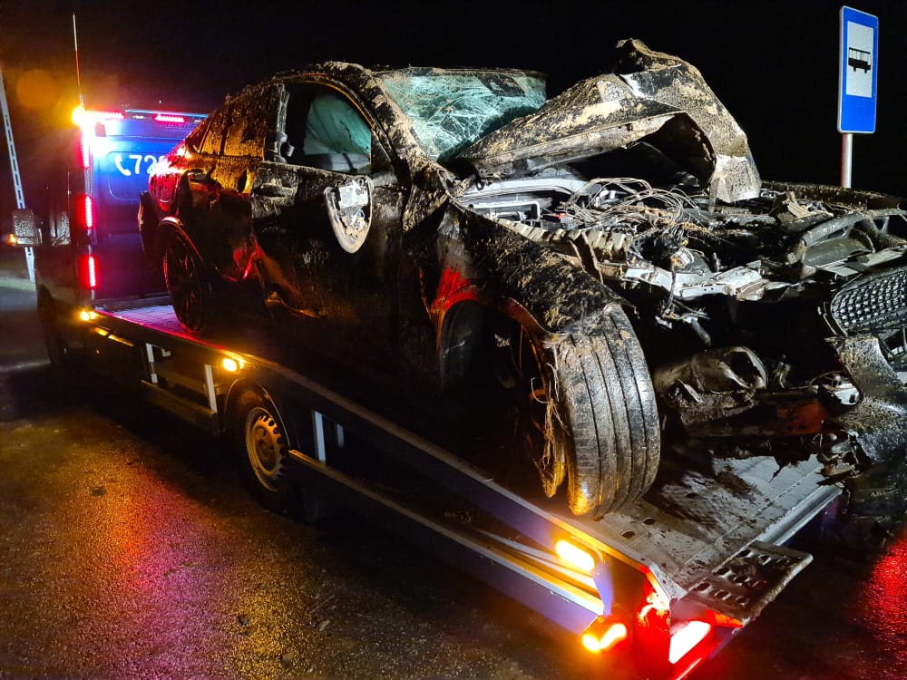 Luksusowy mercedes kompletnie skasowany. Groźnie na drodze koło Zelowa [FOTO] - Zdjęcie główne