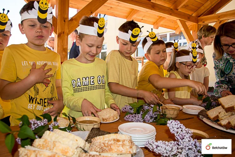 Bełchatowska szkoła zyskała nowe miejsce. ''Dzieci odpoczną tutaj między lekcjami'' [FOTO] - Zdjęcie główne