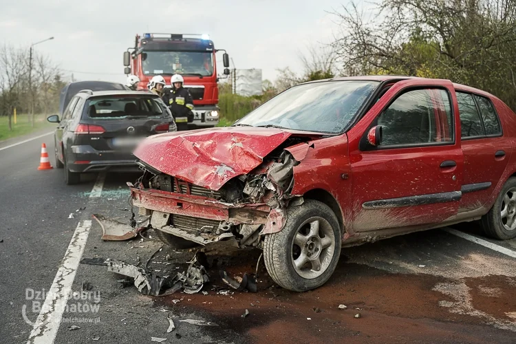 Groźny wypadek koło Dobrzelowa. Zderzyły się dwie osobówki [FOTO] - Zdjęcie główne