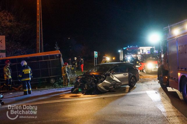 Wypadek pod Bełchatowem. Osobówka wjechała w przyczepę, dwie osoby ranne [FOTO] - Zdjęcie główne