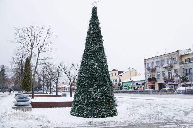 O krok od tragedii. Pijani ''alpiniści'' postanowili wejść na choinkę w centrum Bełchatowa. Jeden spadł [FILM Z MONITORINGU] - Zdjęcie główne