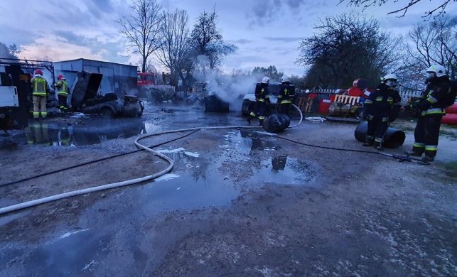 Pojechali gasić pożar koło Zelowa. Okazało się, że... to gospodarstwo jednego ze strażaków [FOTO] - Zdjęcie główne