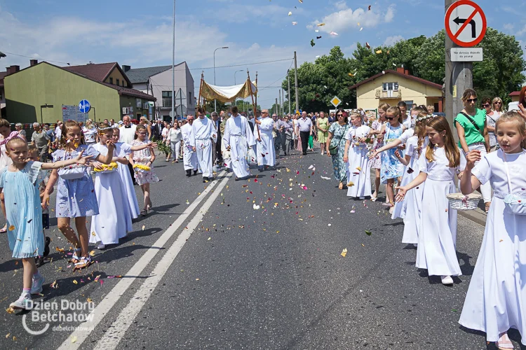 Procesja w parafii przy ulicy Kościuszki. Wierni przeszli ulicami miasta - Zdjęcie główne