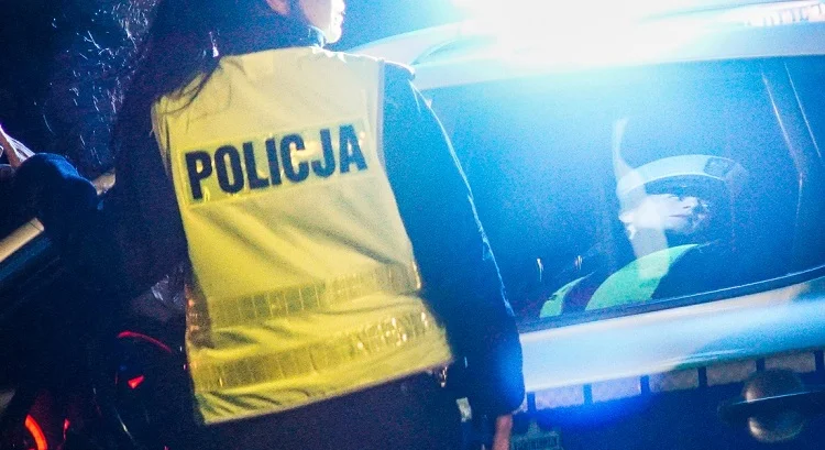 Jechał całą szerokością jezdni, ledwo wysiadł z samochodu. Świadkowie wezwali policję  - Zdjęcie główne