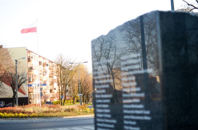 Wiemy, ile kosztował pomnik ofiar smoleńskich. Kiedy miasto planuje oficjalne odsłonięcie? - Zdjęcie główne