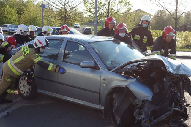 Zderzenie na Wyszyńskiego. Samochód wjechał w ekran dzwiękochłonny [FOTO]  - Zdjęcie główne