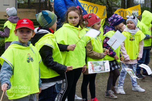 Uczyli dzieci z bełchatowskiego przedszkola jak sprzątać psie kupy [FOTO][VIDEO] - Zdjęcie główne